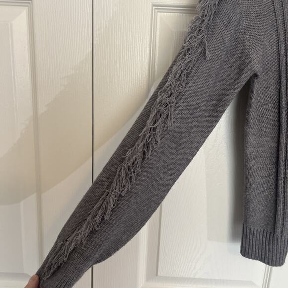 Maurices Frayed sleeves Sweater In Grey Size M NWT - Picture 2 of 5